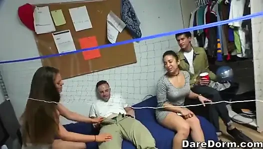 Reality Kings - latin Stacey Levine ve Megan vahşi bir yurt odası partisi sırasında minik götlü şortla üçlü seks yapıyor