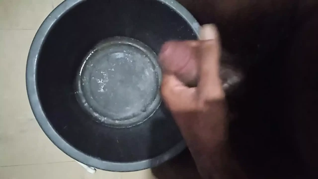 Jim mastürbasyon yapar ve bir kovada eller olmadan boşalacak
