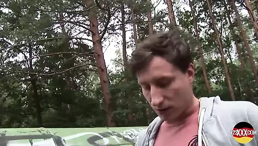 Düzgün vücutlu Alman esmer açık havada vahşi bir hayvan gibi sikişiyor