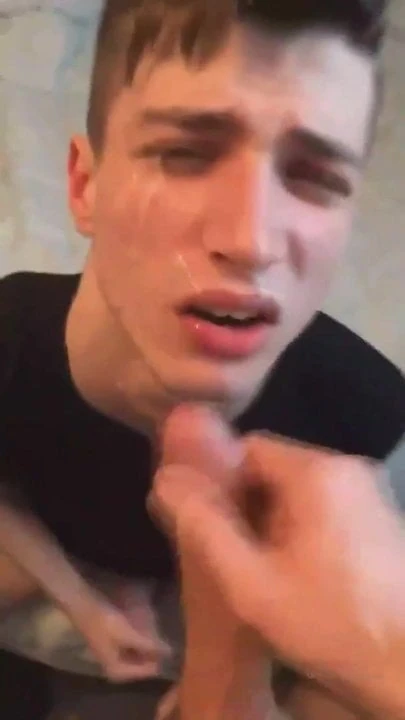 Паренек принимает тяжелую порцию спермы прямо в лицо.