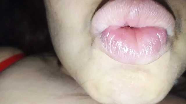 Kıvrımlı ve Baştan Çıkarıcı Kız Kırmızı İç Çamaşırıyla Sırılsıklam Olmuş POV Boşalma