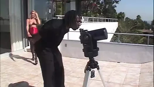 Sarışın kaltak ve hayatının en büyük siyah horozu!