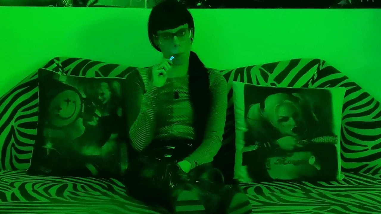 Seksi genç domina süper goth sigara içme arkasında the sahne pt1