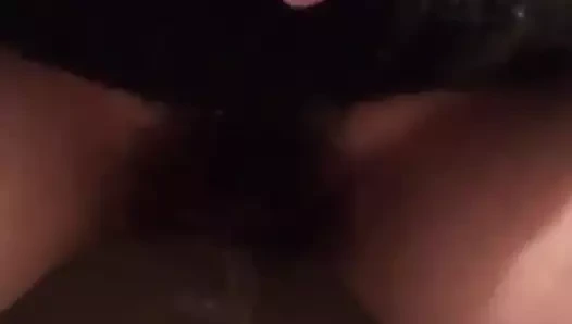 İspanyol esmer soğuk bir kış gününde işiyor