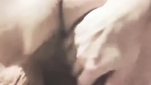 Üvey baba ve üvey oğlu şaplak atıyor ve bu amcığı çok ateşli parmaklıyor