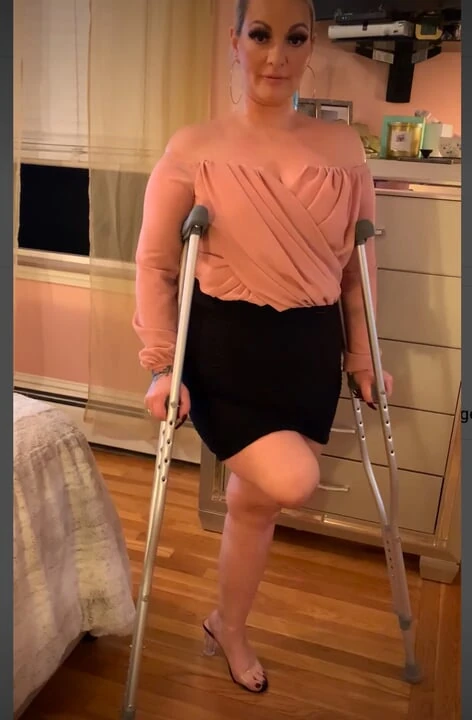 Сексуальная блондинка-ампутантка на каблуках и костылях Бионической красотки