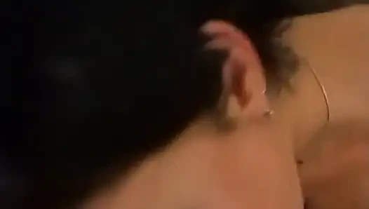 Azgın sürtük geniş açıyor ve sert yarağı sıcak ıslak ağzına alıyor