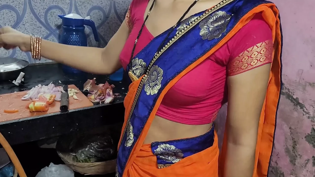 Trending Desi Bhabhi Kitchen Me Khana Bana Rahi Thi Tabhi Devar Ne Piche Le Bhabhi Ki (4K Ultra) - California Special