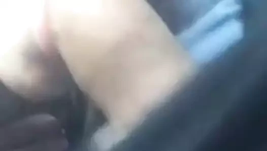 Im Auto der Freundin in die Fresse geschossen!