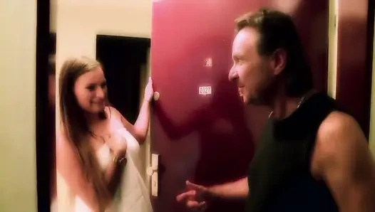 İki seksi hatun büyük yarak sikicileriyle üçlü sikişmeyi seviyor