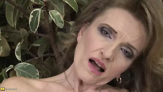 Posh büyükanne ile büyük sarkık memeler