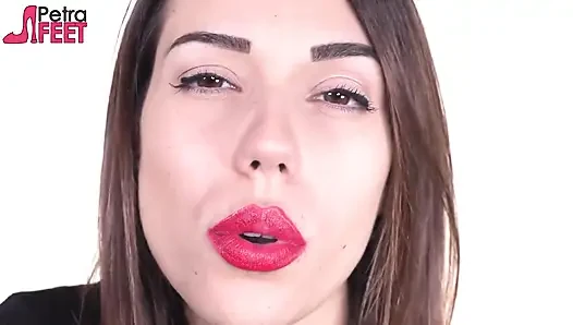 Harika genç kızla sigara içme ve yüz fetişi