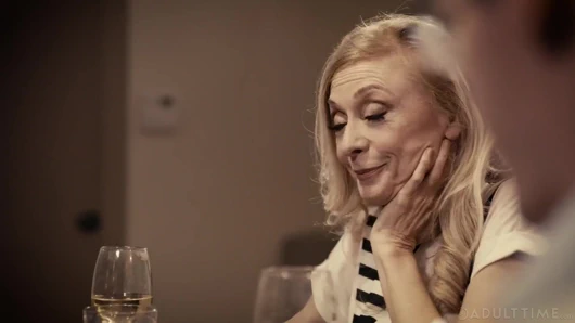 Adult time - yaşlı seksi öğretmen Nina Hartley'i eve kadar sikiyor ve karısı beklerken onu sikiyor