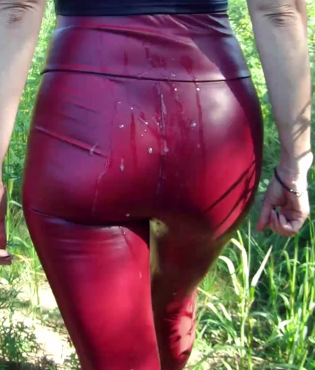 Сперма идет в кожаных леггинсах после быстрого траха на природе