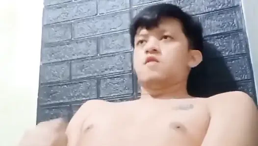 Azgın Asyalı twink sert penisini çalıştırıyor ve boşalana kadar