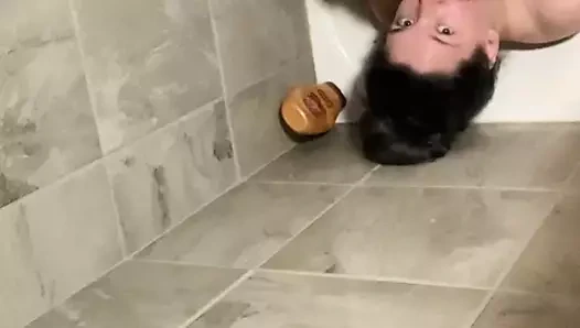 Küvet oyuncağımla oyuncağım venus oynuyor