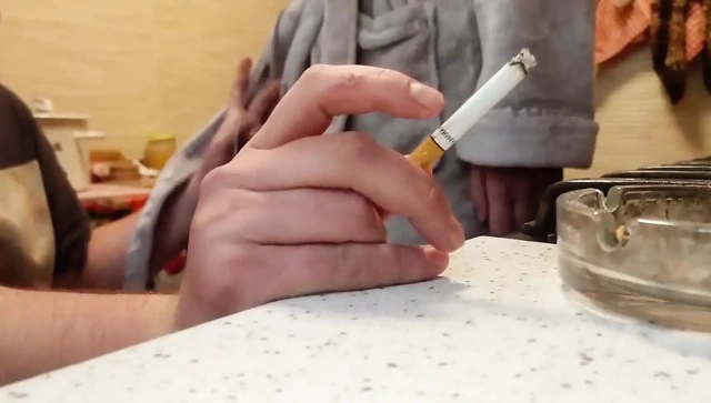 Sikini ve spermini sigaraya veriyor