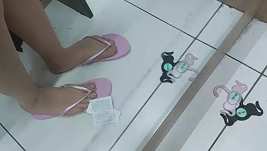 Yaramaz seksi orta yaşlı seksi kadın çıplak kıyafetler deniyor. Kıllı latin amcık yatakta kıyafetleri deniyor. Kıllı esmer amcık, büyük memeler