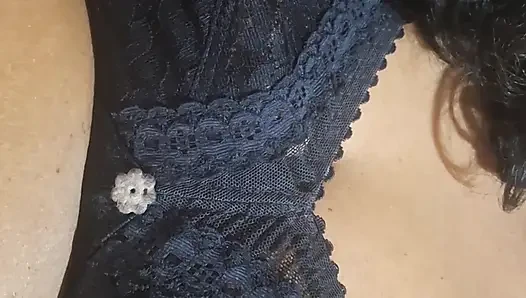Orta yaşlı seksi kadın evde kimsesiz rahatlıyor