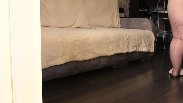 Açık pencereden komşu, naylon taytlı sulu poposu olan olgun ev hanımını denetliyor