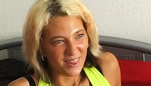 Küçük memeli sarışın fahişe oyuncu seçmelerinde amını parmaklıyor