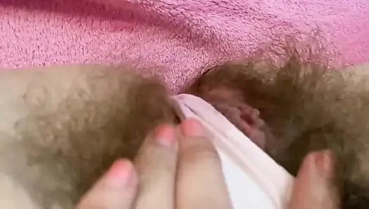 Orgazm orgazmı külotumu amcık suyu kıllı çalı büyük klitorisle ıslatıyor
