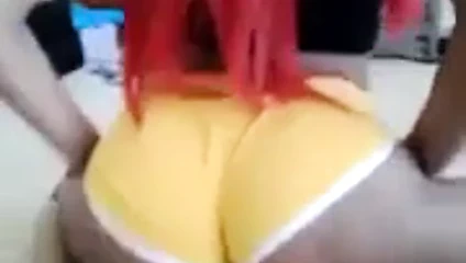 Sarı şortlu Lil momma