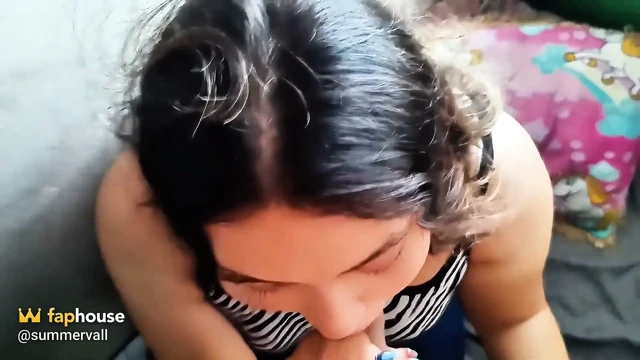 Bak, tüm penisini boğazına soktuğuna bak