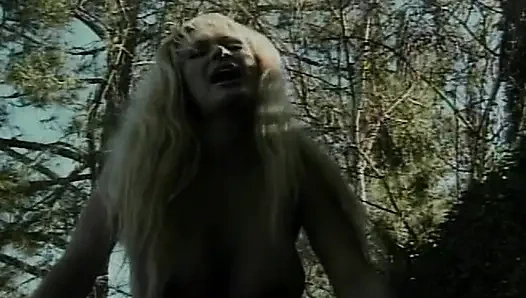 Sert dildo bu iki büyük memeli fahişeyi mutlu ediyor