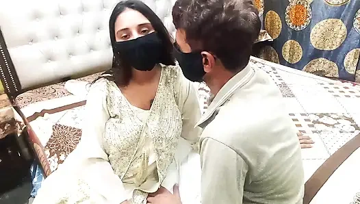 Hintli desi büyük memeli yenge oral seks yapıyor