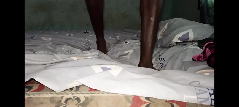 Diğer odada yatağımla tek başına şenlik