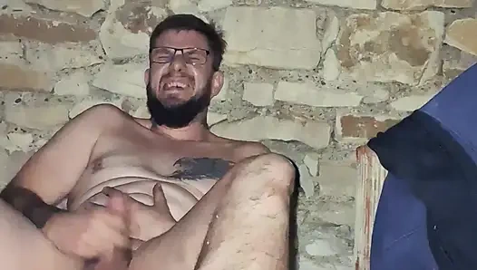 Lope komşu işçilerle bodrumda kendisiyle oynuyor