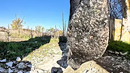 Önümde Yalan Söyle - Her Adım Senin Yerin, Köle