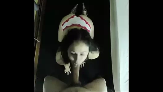 Milf salyaları tüm üzerinde genç horoz