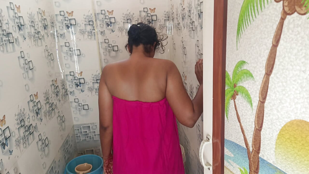 Housewife real bathing viral video