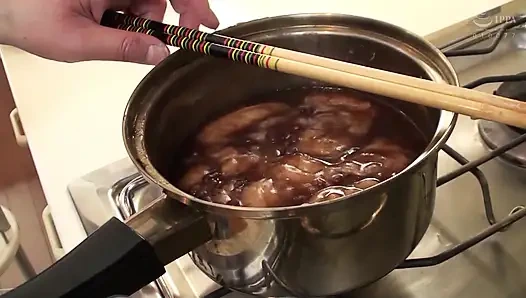 Kimono'da iyi görünen kısa saçlı temiz olgun kadın!