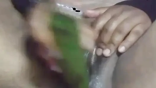 Bugün, Hintli yenge amına bir salatalık sokarak arzusunu bastırdı.