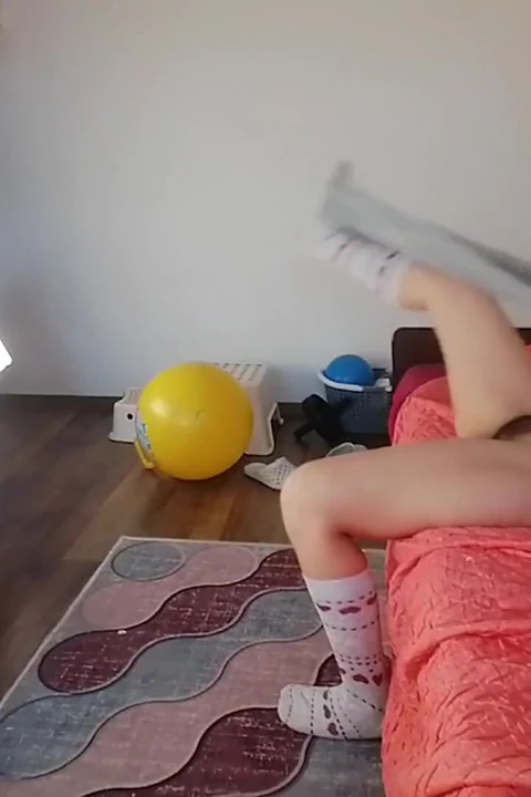 Amatör evli kadın çıplak, kıllı amcık, büyük göt, büyük memeler yoga yapıyor. büyük götlü amatör orta yaşlı seksi kadın, büyük memeler, kıllı amcık.