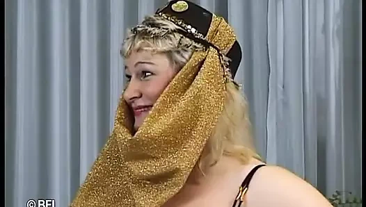 Alman dansöz ve yumruklu olgun kadın kel adamdan boşalıyor.