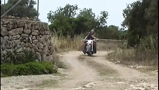 Bu sevimli genç sarışın yarak emici için büyük yarak