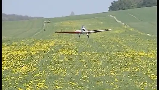 Çarpıcı kızıl saçlı sürtük açık havada pilot tarafından sikiliyor