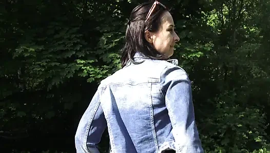 Altın duş ve cumartesi sabahı bir yolda fışkırtıyor. Naylon çorap ve jartiyer kemeri her zaman olduğu gibi zorunlu.