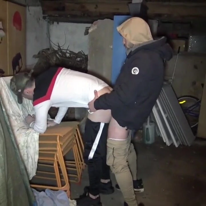 Yougn heteroseksüel badboy kaslı üst düzey oğlanı sikiyor
