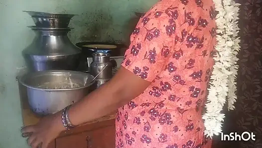 Hintli Malayali ev hanımı ve amcası mutfak odasında seks yapıyor