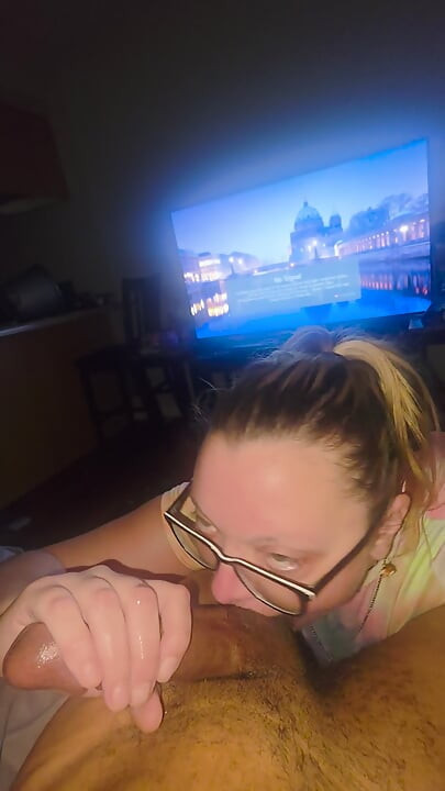 Snow bunny onun büyük siyah sikine tapıyor