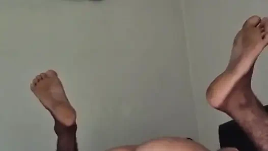 En iyi arkadaşım evime geliyor ve sonra amcığını görüyor