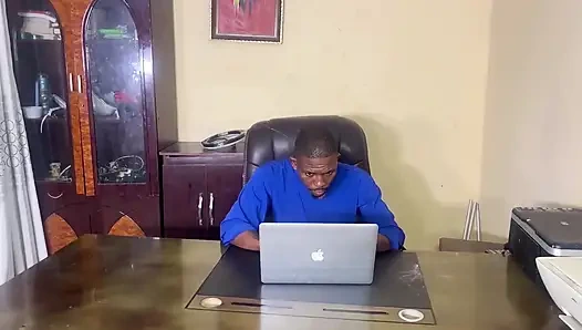 Kurye kız patronu sikiyor