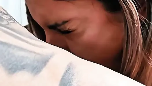 Komşumun dairesini ziyaret ediyordum. Sonunda Kanepede Vahşi Seks Yaptık