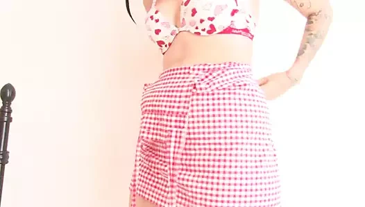 Büyük göğüslü erotik esmer şeritler ve yatakta çıplak yatıyor