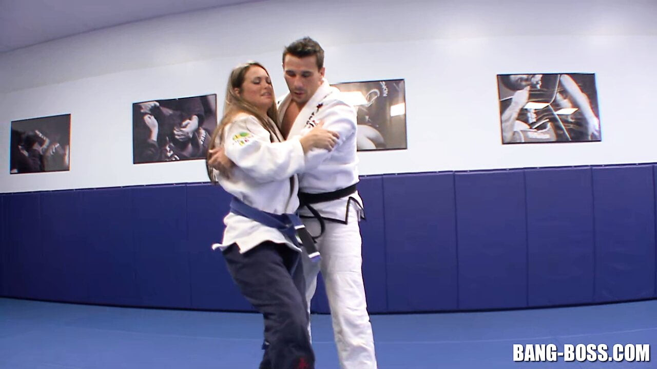Karate eğitmeni öğrencisini yer kavgasından hemen sonra sikikleri